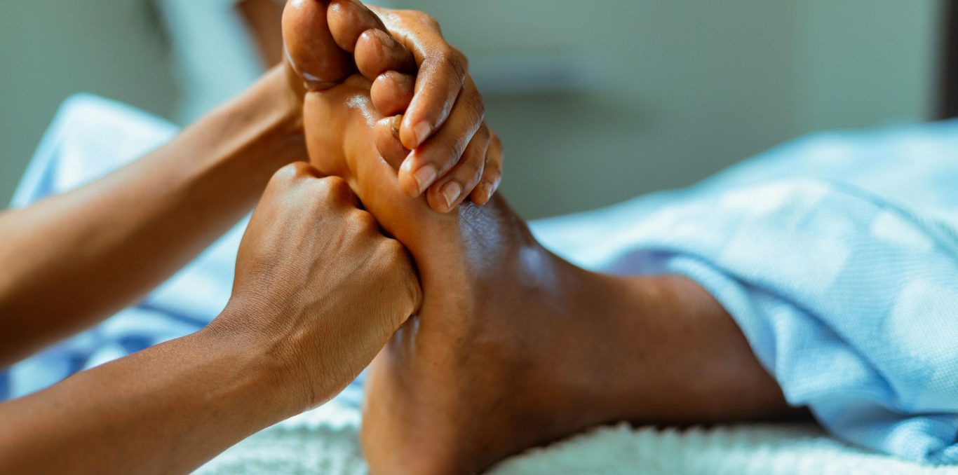 Fußreflexzonenmassage durch qualifizierte Masseurin bei Relax & More Unterhaching
