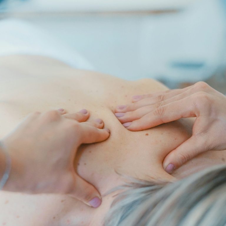 Nacken- und Schultermassage bei Relax & More in Unterhaching