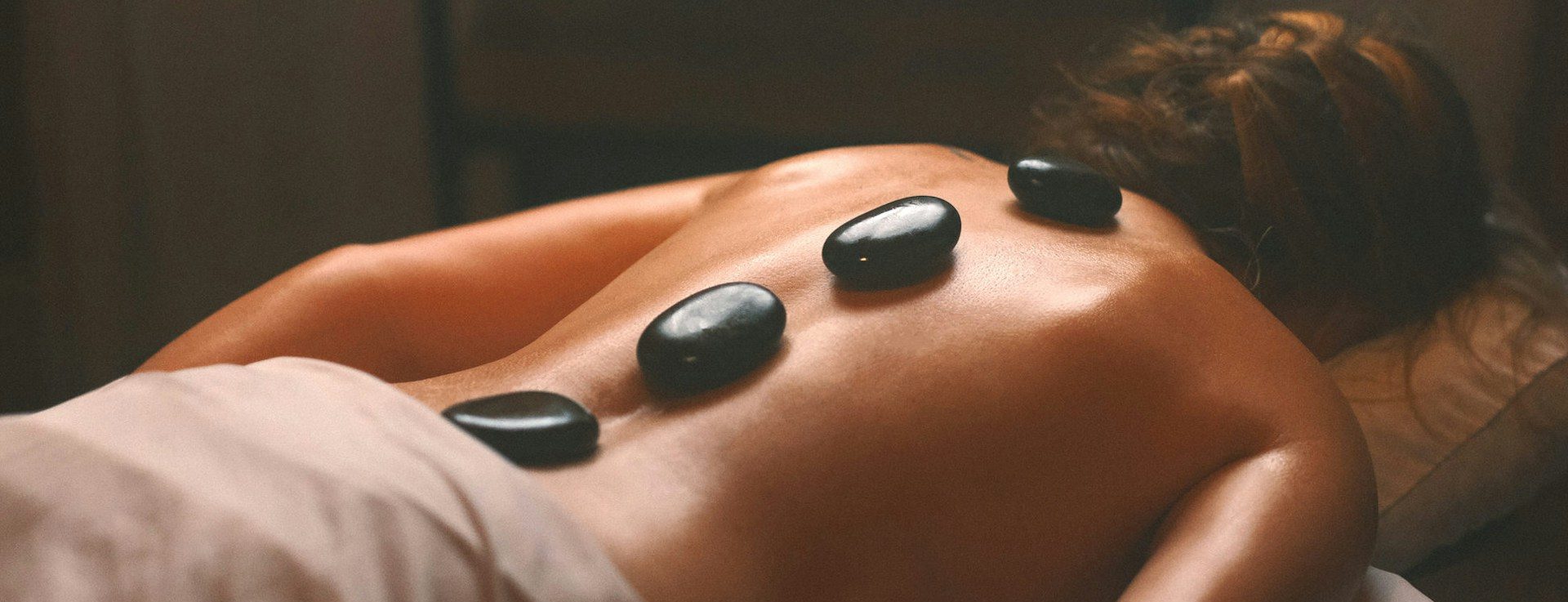Hot-Stone-Behandlung bei Relax & More in Unterhaching